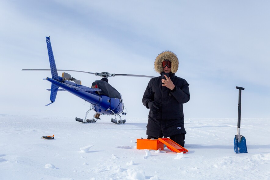 Le Dr. John Yackel enregistre des mesures de neige lors d’un survol en hélicoptère.  &mdash; Crédit : Dr. Clément Soriot