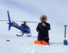 Le Dr. John Yackel enregistre des mesures de neige lors d’un survol en hélicoptère.  &mdash; Crédit : Dr. Clément Soriot