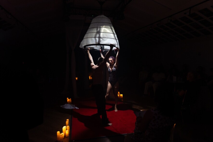 De retour à Iqaluit, la compagnie Cirque Intime a offert une expérience immersive et disruptive au public du Franco-Centre. &mdash; Crédit : Brice Ivanovic