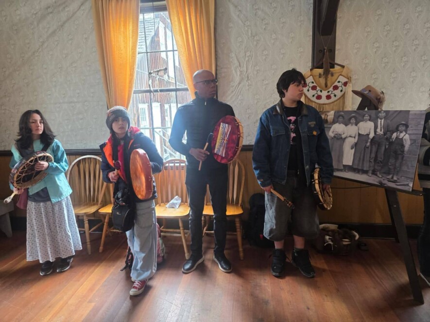 Vingt-deux élèves de l’École des Trois-Soleils se sont rendus en Colombie-Britannique dans le cadre d’un échange culturel en mai dernier. &mdash; Crédit : Commission scolaire francophone du Nunavut