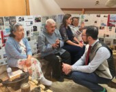 John Main en discussion avec des aînés pendant le forum à Iqaluit.  &mdash; Crédit : Facebook Premier John Main. 