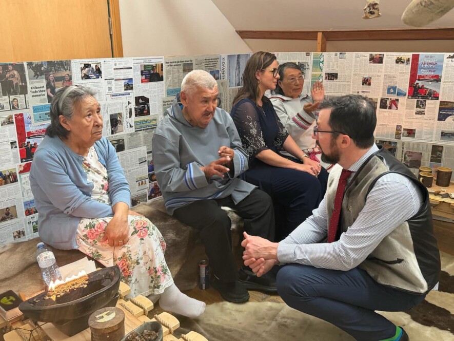 John Main en discussion avec des aînés pendant le forum à Iqaluit.  &mdash; Crédit : Facebook Premier John Main. 