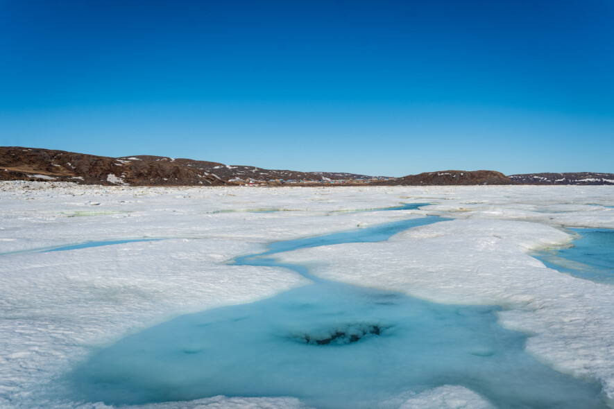 Les chercheurs ont recueilli des échantillons d’eau et de glace afin d’étudier le phytoplancton et les algues de glace dans la baie de Frobisher. &mdash; Crédit : Brice Ivanovic