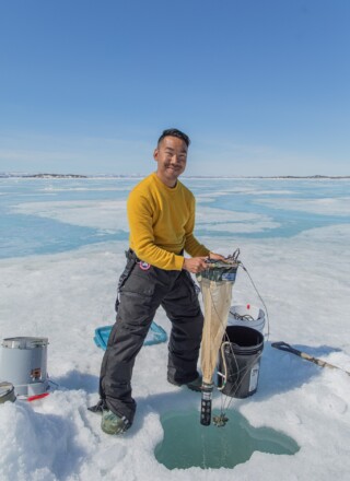 Les chercheurs ont recueilli des échantillons d’eau et de glace afin d’étudier le phytoplancton et les algues de glace dans la baie de Frobisher. &mdash; Crédit : Brice Ivanovic