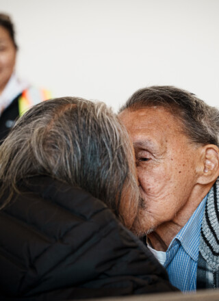 L'une des figures fondatrices du Nunavut a été accueilli par sa famille, notamment sa femme, le 12 juin à Iqaluit. &mdash; Crédit : Brice Ivanovic