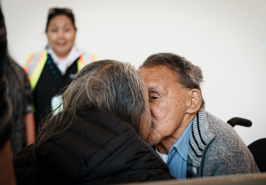 L'une des figures fondatrices du Nunavut a été accueilli par sa famille, notamment sa femme, le 12 juin à Iqaluit. &mdash; Crédit : Brice Ivanovic