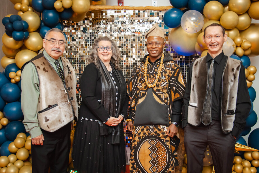 David Akeeagok (ministre de l'Éducation), Liane Roy (présidente de la FCFA) et Brian Koonoo (ministre des Langues) aux côtés de Goump Djalogue, président de l'AFN. &mdash; Crédit : AFN