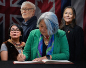 Le débat autour du bilinguisme fédéral et les critiques portées à l'encontre de Mary Simon sur ses capacités à s'exprimer en français ont ravivé de douloureuses blessures chez les leader inuit et autochtones. Grand format.  &mdash; Montage : Anthony Morell