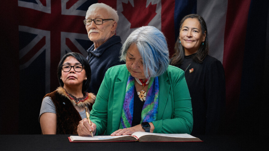 Le débat autour du bilinguisme fédéral et les critiques portées à l'encontre de Mary Simon sur ses capacités à s'exprimer en français ont ravivé de douloureuses blessures chez les leader inuit et autochtones. Grand format.  &mdash; Montage : Anthony Morell
