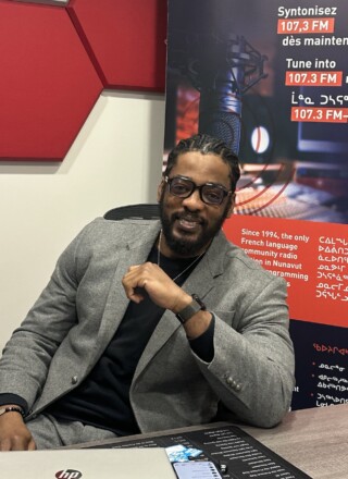 Franck Bleu, gestionnaire et animateur de la radio CFRT 107.3, dresse un bilan positif de la dernière saison. Petit à petit, la radio tend à se moderniser et à se professionnaliser. &mdash; Franck Bleu