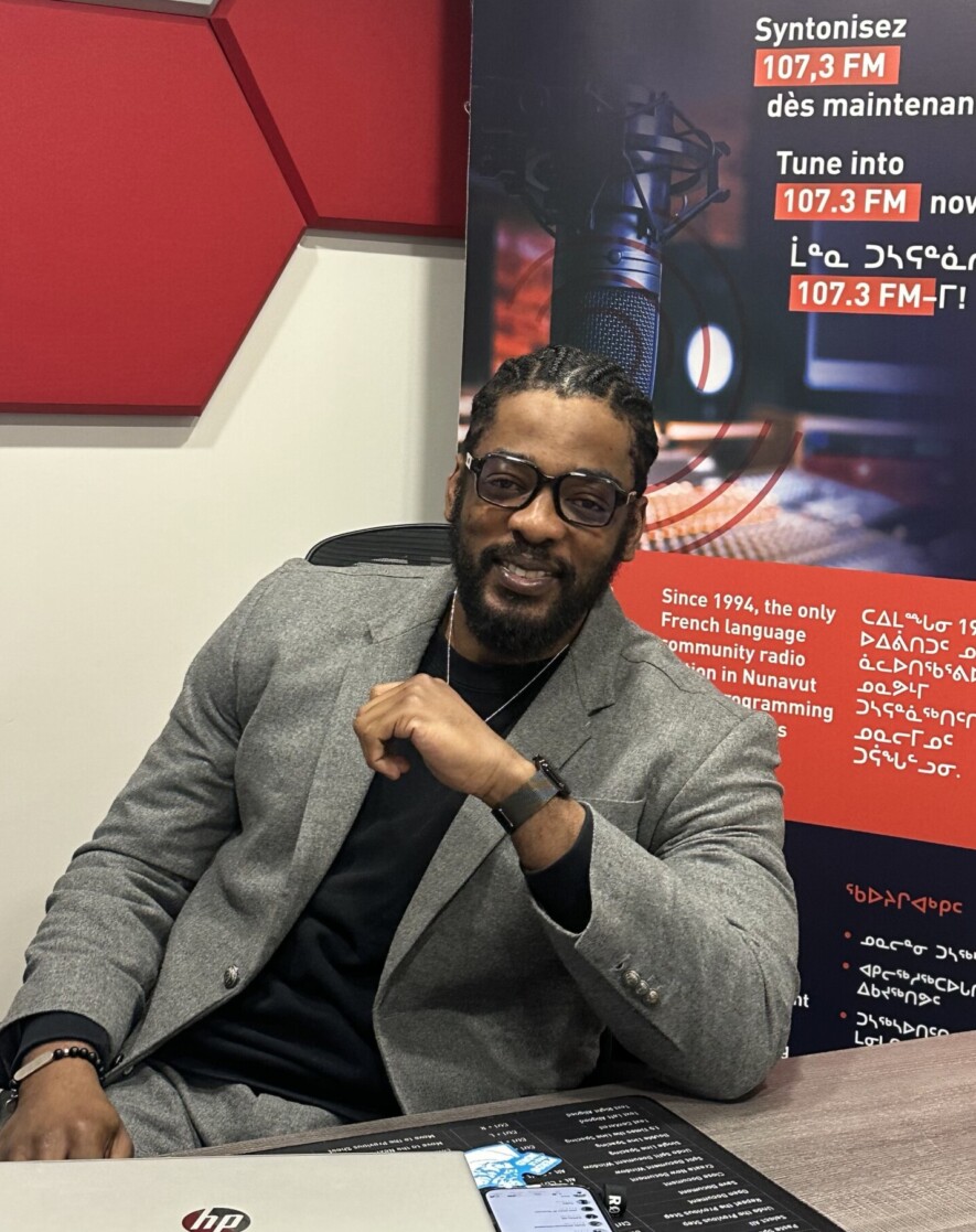 Franck Bleu, gestionnaire et animateur de la radio CFRT 107.3, dresse un bilan positif de la dernière saison. Petit à petit, la radio tend à se moderniser et à se professionnaliser. &mdash; Franck Bleu