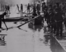 Des personnes observent les eaux de crue le long de la rue Saint-James à Montréal, en avril 1886. Ces inondations ont submergé une grande partie de l’Ouest-de-l’Île et touché environ 20 000 familles. &mdash; Crédit : CP PHOTO/National Archives of Canada