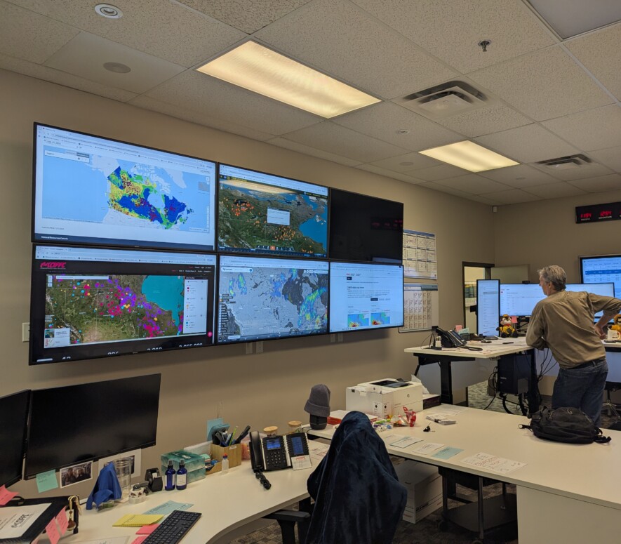 Le CIFFC est un organisme à but non lucratif visant à faciliter la coopération entre les agences fédérales, provinciales et territoriales des gestions des feux de forêt à travers le pays et à l’international. Le centre de coordination se trouve à Winnipeg (Manitoba). &mdash; CIFFC