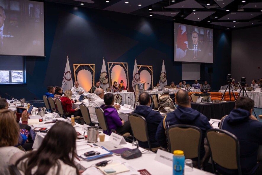 Des délégués assistent à l’ouverture de la 15e Assemblée générale du Conseil circumpolaire inuit, tandis que le premier ministre du Canada, Mark Carney, adresse un message préenregistré.   &mdash; Conseil circumpolaire inuit Canada/Facebook