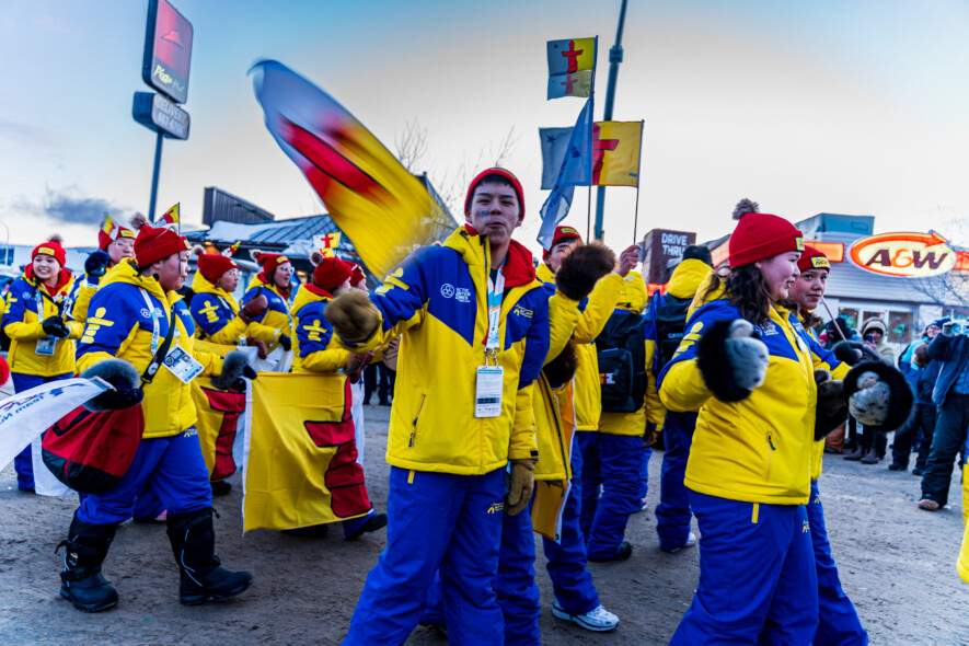 L’équipe du Nunavut défile fièrement dans les rues de Whitehorse lors de la cérémonie d’ouverture des Jeux d’hiver de l’Arctique qui se sont tenus en mars 2026 au Yukon. &mdash; Brice Ivanovic