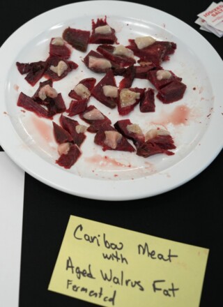 Les membres de la communauté d’Iqaluit ont pu goûter à une dizaine de plats dont de l’igunaq (de la graisse de morse fermentée) avec du caribou. &mdash; Crédit : Gwendoline Le Bomin 