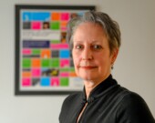Jane Bates, représentante de l’enfance et de la jeunesse du Nunavut soutient que les enfants et les jeunes ne sont pas toujours suffisamment entendus ni soutenus avant, pendant et après un placement hors territoire. &mdash; Crédit : Bureau de la représentante de l’enfance et de la jeunesse du Nunavut 