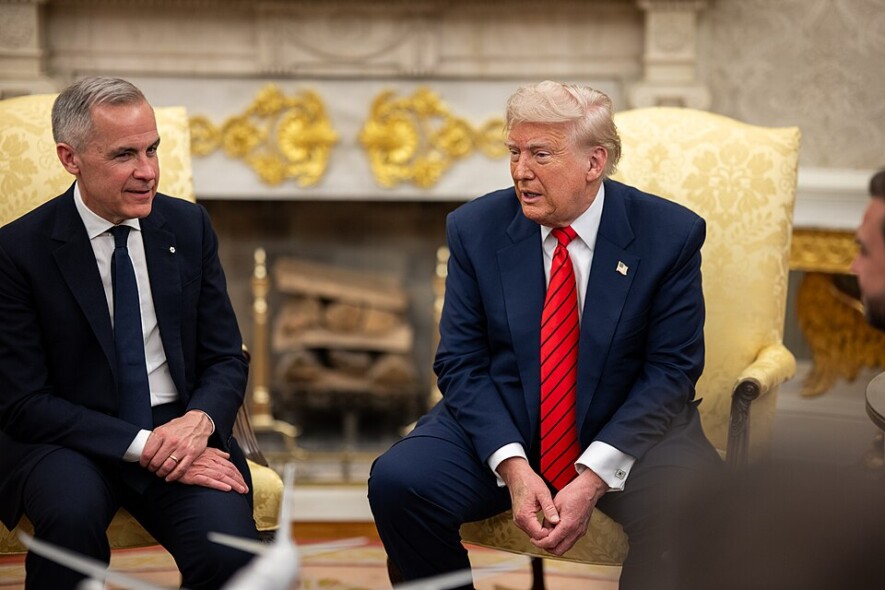 Mark Carney et Donald Trump, lors d'une rencontre dans le Bureau Ovale de la Maison Blanche, en mai 2025. &mdash; Crédit : Daniel Torok – Official Whitehouse – Wikimedias Commons