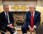 Mark Carney et Donald Trump, lors d'une rencontre dans le Bureau Ovale de la Maison Blanche, en mai 2025. &mdash; Crédit : Daniel Torok – Official Whitehouse – Wikimedias Commons
