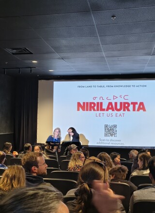 La salle du cinéma Astro affichait complet pour la projection de Nirilaurta, le 15 septembre à Iqaluit. &mdash; Crédit : Le Nunavoix