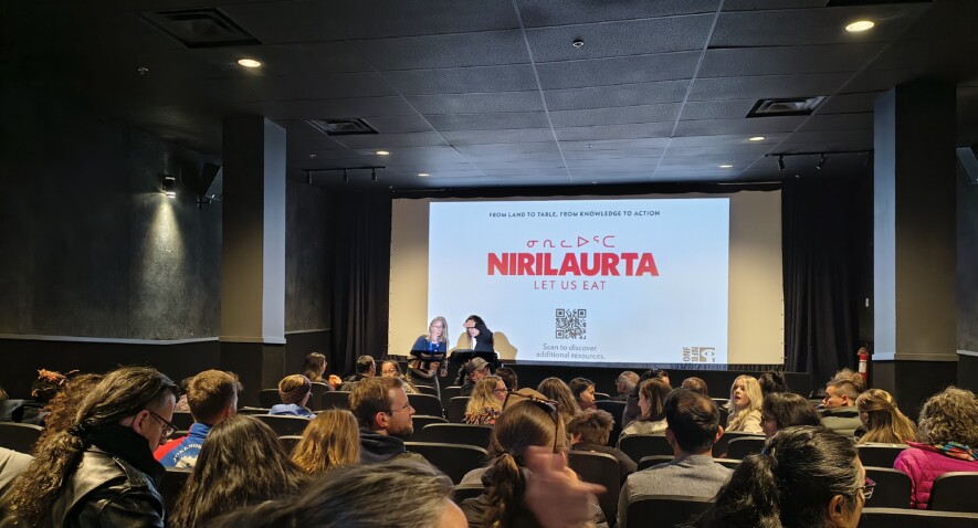 La salle du cinéma Astro affichait complet pour la projection de Nirilaurta, le 15 septembre à Iqaluit. &mdash; Crédit : Le Nunavoix