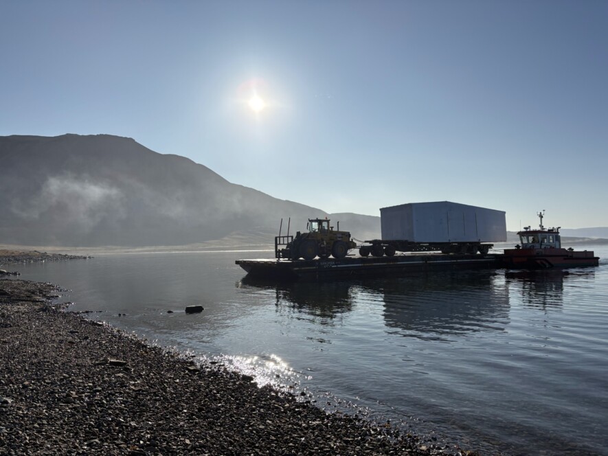 Des modules destinés à la nouvelle usine de traitement de l’eau ont été livrés à Arctic Bay pendant la saison de ravitaillement maritime de 2026. &mdash; Gouvernement du Nunavut 