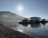 Des modules destinés à la nouvelle usine de traitement de l’eau ont été livrés à Arctic Bay pendant la saison de ravitaillement maritime de 2026. &mdash; Gouvernement du Nunavut 
