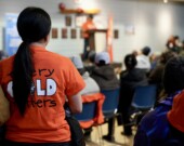 Plusieurs centaines de personnes se sont réunies dans la salle des Cadets à Iqaluit le 30 septembre dernier pour commémorer la mémoire des enfants autochtones envoyés dans des pensionnats entre les années 1880 et 1990 à travers le pays. &mdash; Crédit : Gwendoline Le Bomin