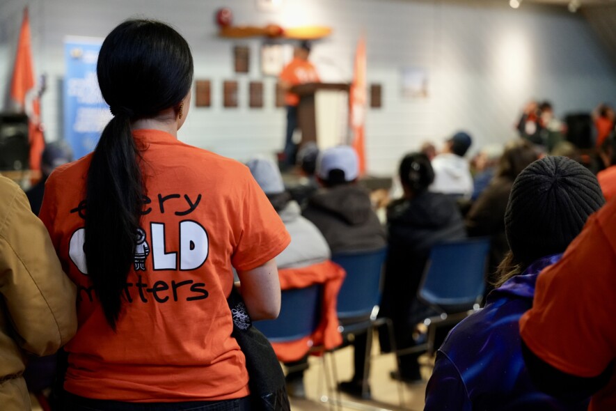 Plusieurs centaines de personnes se sont réunies dans la salle des Cadets à Iqaluit le 30 septembre dernier pour commémorer la mémoire des enfants autochtones envoyés dans des pensionnats entre les années 1880 et 1990 à travers le pays. &mdash; Crédit : Gwendoline Le Bomin