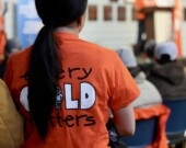 Plusieurs centaines de personnes se sont réunies dans la salle des Cadets à Iqaluit le 30 septembre dernier pour commémorer la mémoire des enfants autochtones envoyés dans des pensionnats entre les années 1880 et 1990 à travers le pays. &mdash; Crédit : Gwendoline Le Bomin