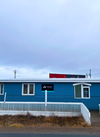 Les équipes du Carrefour Nunavut vous accueillent au 723, Iglulik Drive à Iqaluit, du lundi au vendredi, de 8 h 30 à 12 h et de 13 h à 17 h.   &mdash; Fournie