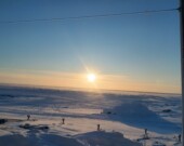 En janvier, en début d'après-midi, le soleil rase déjà l'horizon au-dessus d'une étendue gelée du Kivalliq. &mdash; Richard Atimniraye Nyelade 