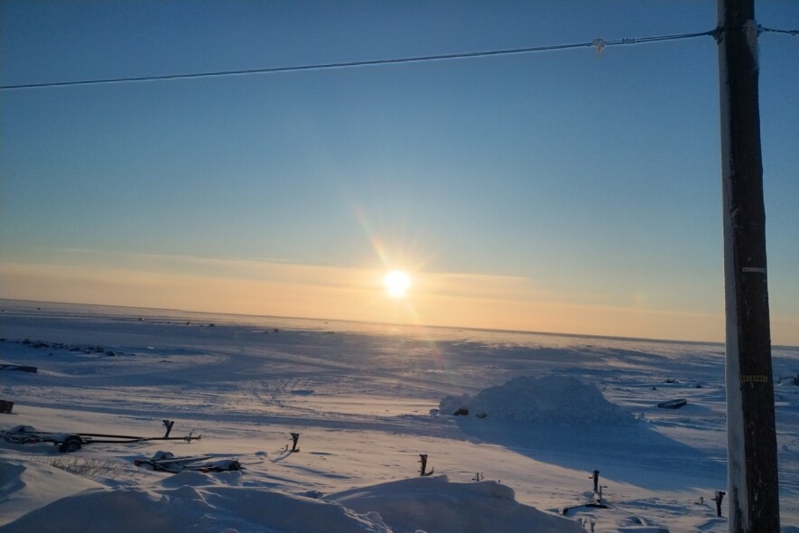 En janvier, en début d'après-midi, le soleil rase déjà l'horizon au-dessus d'une étendue gelée du Kivalliq. &mdash; Richard Atimniraye Nyelade 