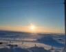En janvier, en début d'après-midi, le soleil rase déjà l'horizon au-dessus d'une étendue gelée du Kivalliq. &mdash; Richard Atimniraye Nyelade 