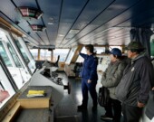 Des visiteurs découvrent la passerelle du NGCC Captain Molly Kool. La visite du navire a constitué l’un des faits saillants de la journée, selon Craig Macartney.  &mdash; Gwendoline Le Bomin