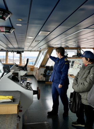 Des visiteurs découvrent la passerelle du NGCC Captain Molly Kool. La visite du navire a constitué l’un des faits saillants de la journée, selon Craig Macartney.  &mdash; Gwendoline Le Bomin