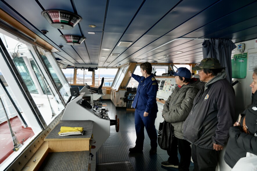 Des visiteurs découvrent la passerelle du NGCC Captain Molly Kool. La visite du navire a constitué l’un des faits saillants de la journée, selon Craig Macartney.  &mdash; Gwendoline Le Bomin