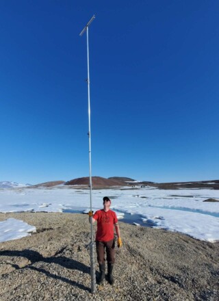 Daniel Fortier sur le terrain à l’île Ward Hunt, au Nunavut, en 2023, avec un carottier utilisé pour prélever des carottes de pergélisol.  &mdash; Eliot Sicaud