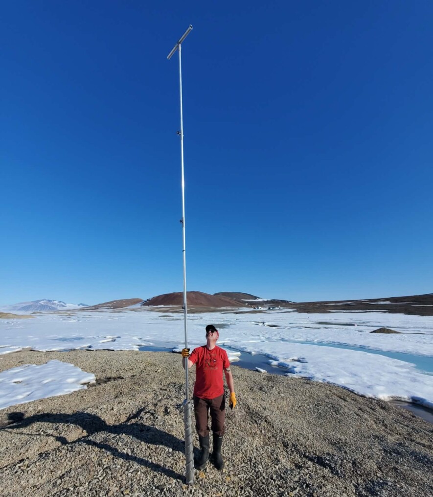 Daniel Fortier sur le terrain à l’île Ward Hunt, au Nunavut, en 2023, avec un carottier utilisé pour prélever des carottes de pergélisol.  &mdash; Eliot Sicaud