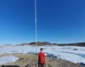 Daniel Fortier sur le terrain à l’île Ward Hunt, au Nunavut, en 2023, avec un carottier utilisé pour prélever des carottes de pergélisol.  &mdash; Eliot Sicaud