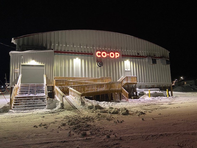 Le magasin de la Co-op d’Igloolik. En raison du faible niveau des stocks de diesel, la DPP avait demandé à la coopérative de limiter les livraisons de mazout aux propriétaires.  &mdash; Arctic Co-operatives 
