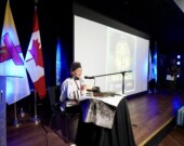 L’Association des Francophones du Nunavut a projeté gratuitement le documentaire Twice Colonized le 1er octobre. L’événement a débuté avec l’allumage du qulliq par Aaju Peter, avocate et militante inuk.  &mdash; Gwendoline Le Bomin 