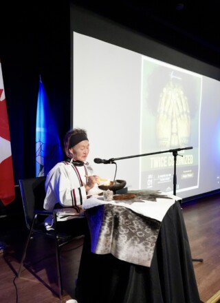 L’Association des Francophones du Nunavut a projeté gratuitement le documentaire Twice Colonized le 1er octobre. L’événement a débuté avec l’allumage du qulliq par Aaju Peter, avocate et militante inuk.  &mdash; Gwendoline Le Bomin 
