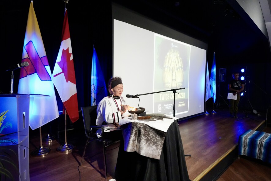 L’Association des Francophones du Nunavut a projeté gratuitement le documentaire Twice Colonized le 1er octobre. L’événement a débuté avec l’allumage du qulliq par Aaju Peter, avocate et militante inuk.  &mdash; Gwendoline Le Bomin 