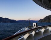 Entrée, à l'aube, dans le Fjord de Nachvak, Labrador, Parc des Monts-Torngat. &mdash; Daphné Buiron
