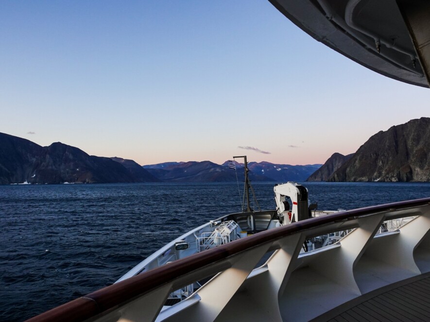 Entrée, à l'aube, dans le Fjord de Nachvak, Labrador, Parc des Monts-Torngat. &mdash; Daphné Buiron