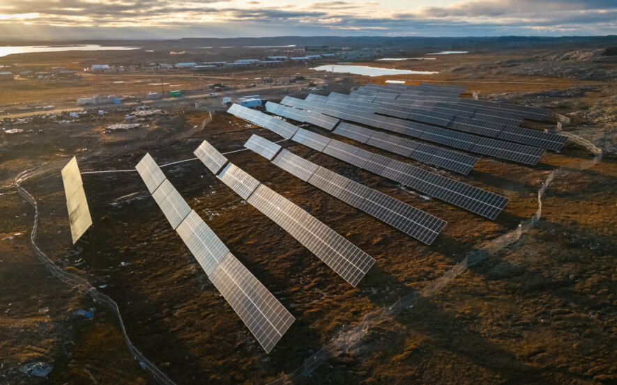 Les panneaux solaires du projet Ikayuut, qui alimentent le réseau électrique de Naujaat depuis le 20 août 2026.
  &mdash; Stewart Burnett 