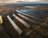 Les panneaux solaires du projet Ikayuut, qui alimentent le réseau électrique de Naujaat depuis le 20 août 2026.
  &mdash; Stewart Burnett 