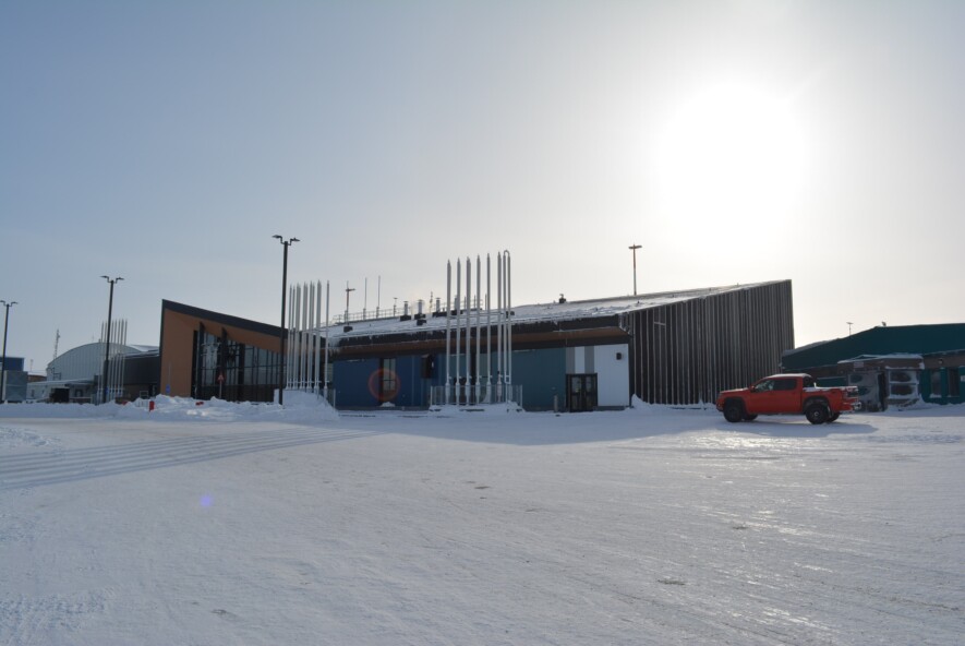 Offrant une superficie d’environ 4 300 m2, la nouvelle aérogare de Rankin Inlet est en service depuis le 23 juin 2026. &mdash; Prairie Architects Inc. 