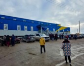 Des résidents participent à l’inauguration du nouveau Centre inuit de recherche et de formation de Pond Inlet, le 24 septembre 2026. &mdash; Facebook Premier John Main 